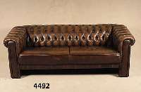 3-sitzer Sofa, wohl England, 30er/40er Jahre, Leder, hervorragende Verarbeitung, RÜcken und Seiten geheftet und genoppt, Gebrauchs- spuren, ...