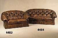 2-sitzer Sofa, wohl deutsch, um 1960, Kunst- leder, RÜcken und Seiten geheftet und genoppt, abgerundete Form, Gebrauchsspuren, ca. 84x150x89 cm
