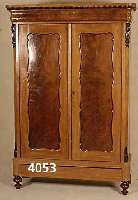 WÄscheschrank, sÜddeutsch, um 1835/45, z.T. auf Rahmen gearbeitet, Korpus Weichholz, z.T. Nußbaum massiv, Nußbaumfurnier, Inlets Maha- ...