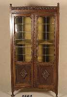 BÜcher- bzw. Vielzweckschrank, England, um 1910/20, Eiche massiv, Schnitzereien aus dem Vollholz, aufgesetzte Leisten und KnÖpfe, im ...