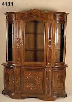 Aufsatzvitrine, Italien, 30er Jahre, im florentinischen Stil, Korpus Weichholz, Nuß- bzw. Wurzelnußfurnier, z.T. intarsienartig verlegt, ...