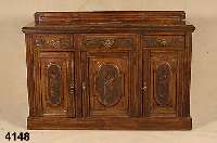 Kredenz, England, um 1900/10, Korpus Weich- holz, Eichefurnier, Front auf Rahmen gearbei- tet, dieser mit reicher Rillenschnitzerei, 4- bzw. ...