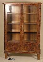 BÜcher- bzw. Sammlerschrank, deutsch, um 1928/ 32, wohl Dresden/Halle, Korpus Weichholz, kaukasisch Wurzelnußfurnier, gespiegelt ver- legt, Ecken ...