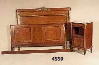 Bett und Nachttisch, Frankreich, um 1900, Rahmenverarbeitung auf Hartholz, Bandintarsien , verschiedene EinlegehÖlzer, Rosenholz, Wur- zelnuß, ...