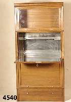 BÜcherschrank (Bookcase), England, um 1920, Nußbaum massiv, z.T. furniert, bestehend aus Sockel mit Schublade, drei variabel Überein- ...