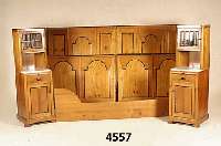 2 Betten und 2 Nachttische, deutsch, um 1904/ 06, Korpus Weichholz, Arbeitsteile Eiche massiv, Kirschbaumfurnier, auf Rahmen gearbei- tet, ...