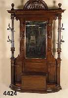 Flurgaderobe, wohl Lothringen, um 1900, Korpus Weichholz, Nußbaum massiv, Nußbaumfur- nier, Barock- und Renaissancestil in eklekti- zistischem ...