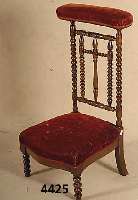 Betstuhl, Frankreich, um 1870/80, FrÜh- barockstil, reiche Drechselarbeit, z.T. in Kreuzform, alte Bespannung bzw. alte Polster- ung, mit rotem ...