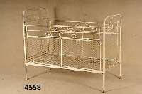 Kinderbett, deutsch, um 1900/10, Eisen, Drahtgeflecht, sparsame Verzierung, Kletter- schutz z.T. klappbar, weiß lackiert, Ge- brauchsspuren, ...