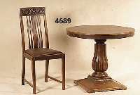 Runder Tisch, deutsch, um 1910/15, Fuß quadratisch, 3-fach getreppt, SÄule baluster- fÖrmig, Eiche massiv, Eichefurnier, Kern Weichholz, dazu: ...