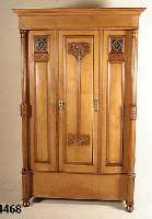Jugendstilschrank, deutsch, um 1902/04, Korpus Weichholz, Nußbaumfurnier z.T. gespie- gelt, freistehende SÄulen, reiche Drechselar- beit, ...