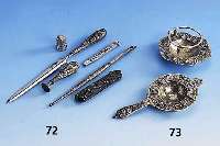 Großes Konvolut mit Misteldekor, Frankreich um 1900, best. aus: 3-tlg. Schreibtischset: BriefÖffner, Pet- schaft und Federhalter, Metall ...