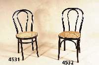 2 StÜhle, deutsch, um 1930, wohl Thonet, Bugholz, schwarz gelackt, leichte Gebrauchs- spuren, wohnfertig, ca. 91x39 cm, Sh. ca. 47 cm, St. ca. 40 ...