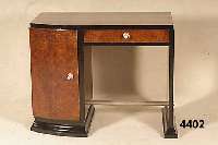 Schreibtisch, ArtDeco, Frankreich, um 1920, exotisches Wurzel- bzw. Tropenholzfunier, Kanten u. Sockel schwarz abgesetzt, abgerunde- te TÜr, ...