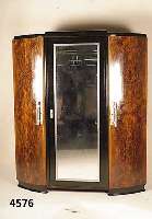 ArtDeco-Schrank, Frankreich, um 1920, kaukasisch Wurzel-Nußbaum, mehrfach gespiegelt furniert, zum Teil schwarz abgesetzt, ge- rundete TÜren ...