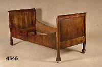 Biedermeierbett, sÜddeutsch, um 1820/30, Nußbaum massiv, Arbeitsteile Weichholz, Nuß- baumwurzelfurnier gespiegelt, FurnierschÄden, muß ...
