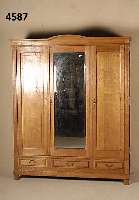 Kleiderschrank, deutsch, um 1900, Eiche massiv mit Weichholz, zwei kleine SeitentÜren, kassettiert, eine MitteltÜr mit Spiegel, drei ...