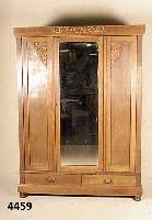 Kleiderschrank, deutsch, um 1910, Eiche massiv, Eichefurnier, dreitÜrig, MitteltÜr mit facettiertem Spiegel, zwei SockelschÜbe, auf- gelegte ...