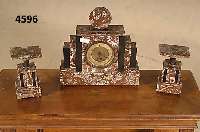 Kaminuhr mit Beistellern, Frankreich, um 1920, rot-schwarzer Marmor, Blechplatinenwerk muß befestigt werden, Papierziffernblatt, Laufmechanik ...