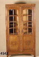 Kleiner BÜcherschrank, deutsch, Weichholz massiv, mit geschnitzter Verzierung, zweitÜrig , Sprossenfenster, vier EinlegebÖden, leichte ...