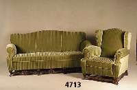Sitzgruppe, deutsch, bestehend aus Sofa und 1 Sessel sowie 1 Ohrenbackensessel, Schauteile Nußbaum massiv, im Stil des Chippendale, Be- zug in ...