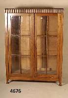 Vitrine, deutsch, um 1920, Eiche massiv, Eichefurnier, zweitÜrig, drei EinlegebÖden, profilierte Sprossenfenster, Altersspuren, SchlÜssel ...