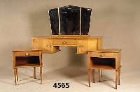 Frisierkommode mit 2 BeistellschrÄnkchen, wohl deutsch, um 1920, Kirschbaumfurnier, Kommode zweitÜrig, mit einem Schubfach, drei- teiliger ...