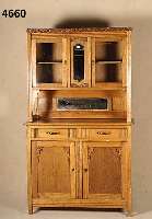 Aufsatzbuffet, wohl Belgien, um 1920, Eiche massiv, Eichefurnier, Vitrinenaufsatz mit facettiertem Spiegel, Schnitzerei aufge- setzt, viertÜrig, ...
