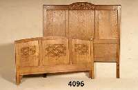 Bett, Frankreich, um 1920, Eiche massiv, geschnitztes Dekor, Alters- und Gebrauchsspu- ren, ca. 146x136x196 cm