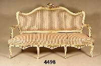 Sofa, wohl Italien, 30er/40er Jahre, Rokoko- stil, Korpus Buche massiv, vielfach geschwung- en, aus dem Vollholz geschnitzt, creme und golden ...