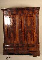 Kleiderschrank, DÄnemark, um 1890/95, Korpus Weichholz, Eiche massiv, auf Rahmen gearbei- tet, Pyramidenmahagonifurnier doppelt gespie- gelt, ...