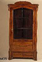 Glasschrank, deutsch/Berlin, um 1860/70, Korpus Weichholz, Nußbaum massiv, Nußbaumfur- nier, z.T. Pyramidenmahagonifurnier, 2 Einle- gebÖden, ...