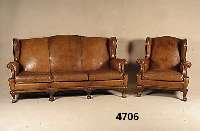 Sitzgarnitur, wohl deutsch, um 1920, Leder, bestehend aus Sofa und zwei Sessel, diese nicht gleich, lose Kissen, Nagelverzierung, Schauteile ...