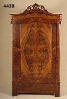 WÄscheschrank, mitteldeutsch, um 1840/50, Louis-Philippe, Pyramidenmahagonifurnier doppelt gespiegelt, Umlaufleiste bzw. Lisenen passig, Ecken ...