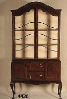 Vitrinenschrank, England, 20er/30er Jahre, Viktorianischer Stil, sogenannter Chippendale- stil, Mahagonifurnier, z.T. Pyramidenmahagoni- furnier ...