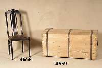 Buckeltruhe, deutsch, um 1890/1900, Weich- holz, EisenbÄnderung, original Tragegriffe, schwundrissig, ursprÜnglich gefaßt, abgelaugt, gute ...