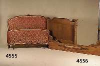 Barockstilbett, Frankreich, um 1910, Buche auf Nußbaum gebeizt, gerillt, plastische Rosenverzierung, weinroter Brokatbezug in sich gelblich ...