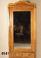 Kleiderschrank, deutsch, um 1900/05, Jugend- stil mit Barockstileinfluß, Korpus Weichholz, Front auf Rahmen gearbeitet, Nußbaum- bzw. ...