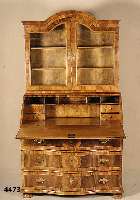 AufsatzsekretÄr, wohl Kurpfalz, um 1760/70, Korpus Weichholz, Unterteil 3 Schubladen, 3-fach geschwungen, dickes Nußbaumfurnier, Inlets mit ...