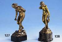 Bronzefigur, sign. L. Eisenberger, Darstellung einer Frau in gebÜckter Haltung, auf Serpentingesteinsockel, H. ca. 14.2 cm