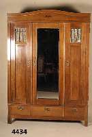 Jugendstilschrank, deutsch, um 1900/05, Korpus Weichholz, Mahagoni- bzw. Nußbaumfur- nier, Front auf Rahmen gearbeitet, Inlets ...