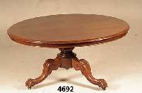 Runder Salontisch, deutsch, um 1880/1900, Nussbaum massiv, Mittelfuß gedrechselt, drei profilierte u. geschwungene Beine, Tischplatte leicht ...
