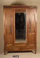 Kleiderschrank, deutsch, um 1910, Eiche mas- siv, Eichefurnier, 3-tÜrig, MitteltÜr mit facettiertem Spiegel, 2 Sockelschubladen, auf- gelegte ...