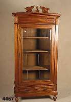 Vitrine, deutsch, um 1880, Korpus Eiche- und Nussbaumfurnier, Sockelschublade, 3 Einlege- bÖden, Kopfteil profilierte Winkelleisten, original ...