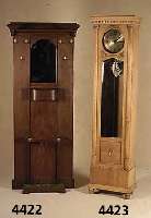 Standuhr, deutsch, um 1915, Eiche massiv, Eichefurnier, im hellen Farbton, aufgelegte Schnitzerei, Zahnfriesverzierung aufgelegt, facettierte ...
