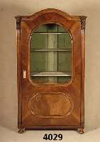 Glasschrank, wohl deutsch, um 1870, Nußbaum- furnier, teilverglaste TÜr, Glas beschÄdigt, Alters- und Gebrauchsspuren, ca. 171x95x56 cm