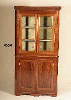 Eckschrank, England, um 1820/30, Korpus Weichholz, Pyramidenmahagonifurnier, durch- laufend gespiegelt, original Glas, Oben mit 2 Einlegebrettern, ...