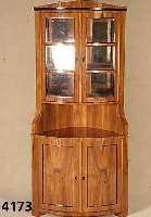 Eckschrank, im Biedermeierstil, Pflaumenholz furniert, nach dem Vorbild von 1820/30, unter Verwendung Älterer Teile, Oberteil verglast, z.T. ...
