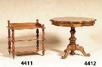 Beistelltisch, Italien, um 1960, Fuß Nuß- baum masisv, 3 Ausleger, gedrechselt, Platte Nußbaumfurnier, wohnfertig, H. ca. 59 cm, D. ca. 72 cm