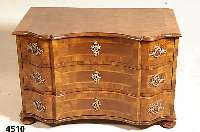 Doppelt geschweifte Kommode, Barockstil, Front horizontal aufgebaut, dickes Nußbaum- bzw. Pflaumenfurnier, Bandintarsien, z.T. rhomboid ...